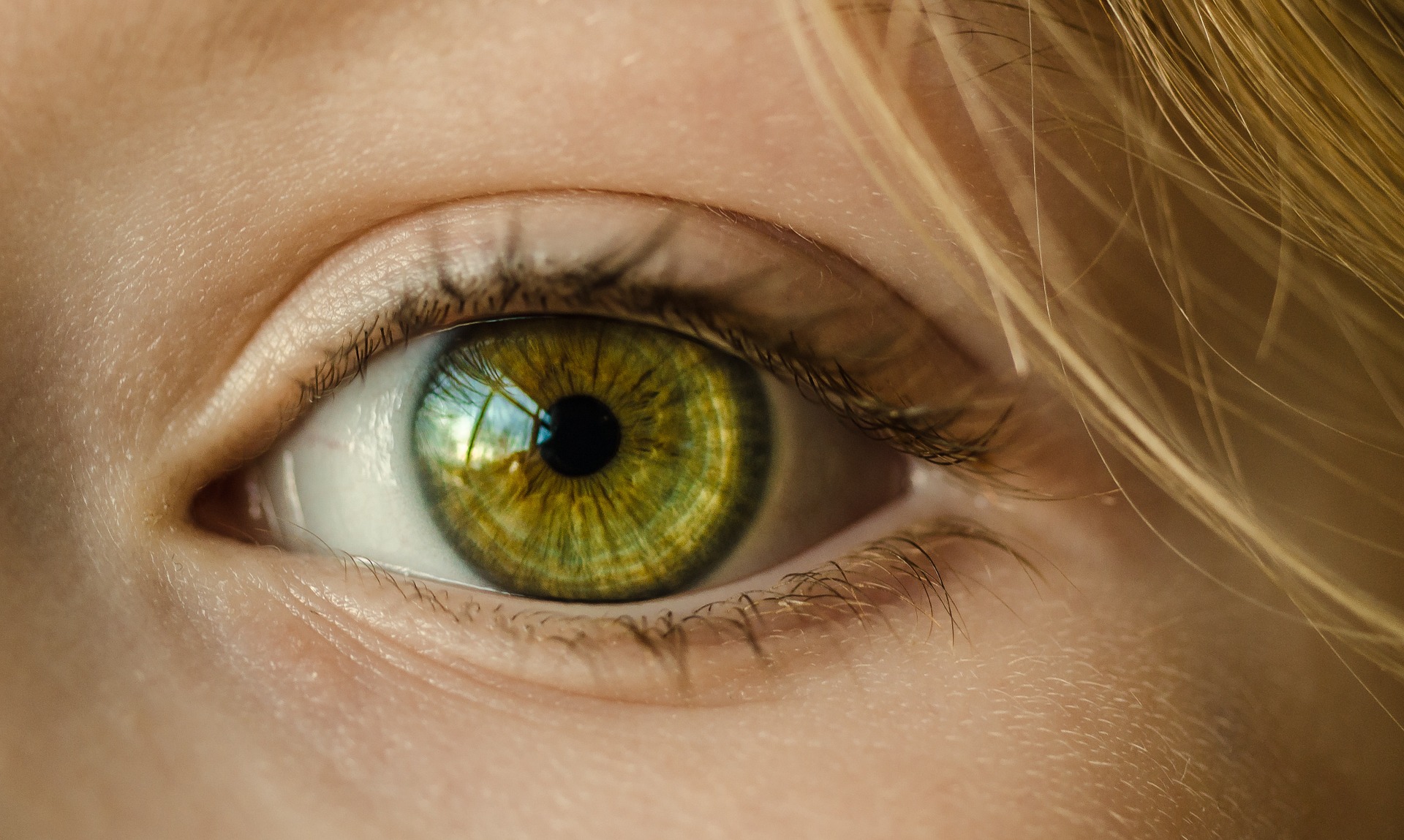 Picture of an eye of a young girl.